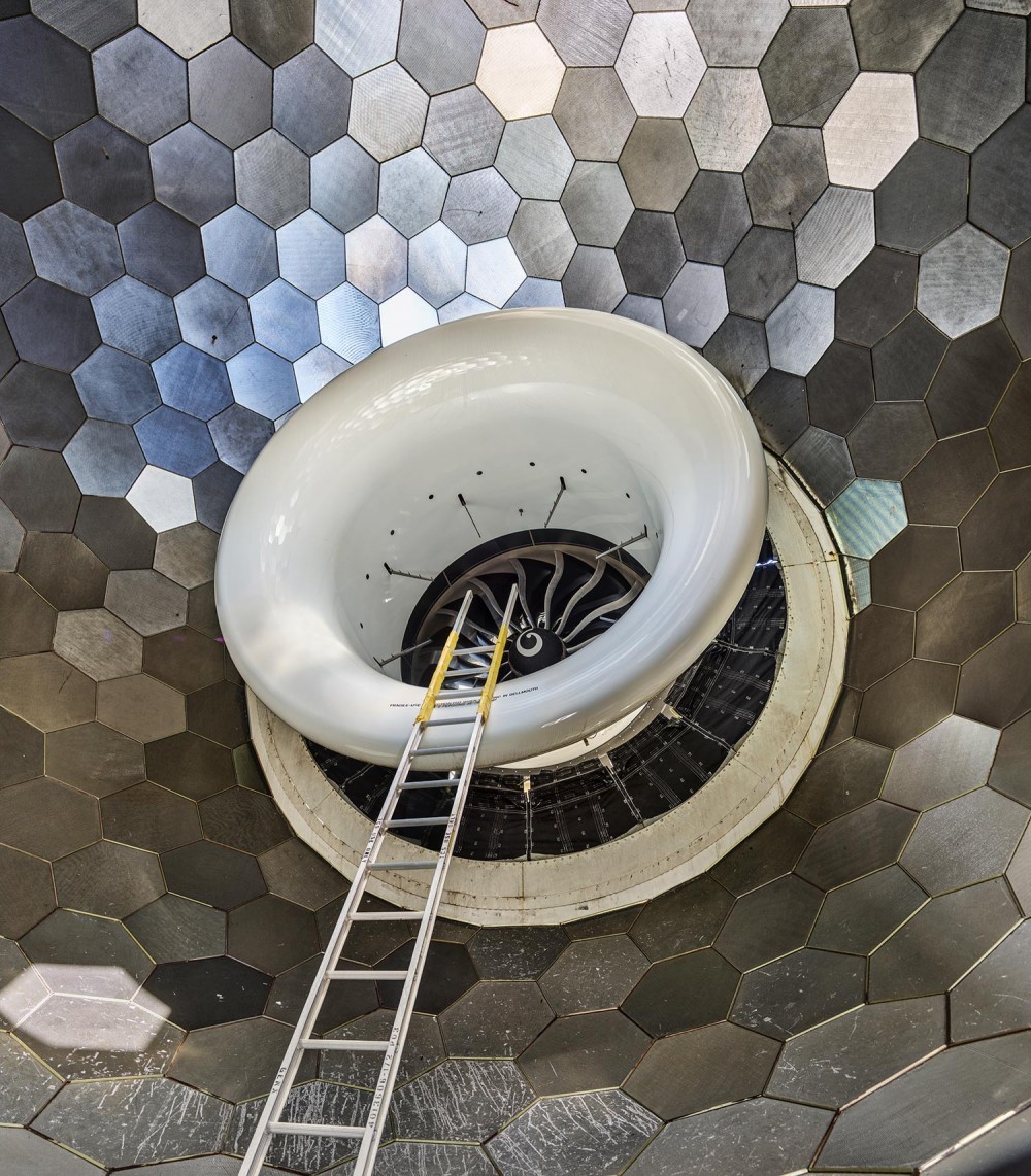 turbulence control dome with ladder reaching to engine opening